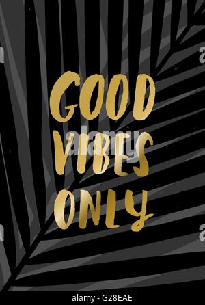 Moderne und stilvolle typografische Gestaltung Plakat. Hand beschriftet Goldfolie Text verlässt "Gute Vibes nur" auf einem Hintergrund von Palm. Stock Vektor