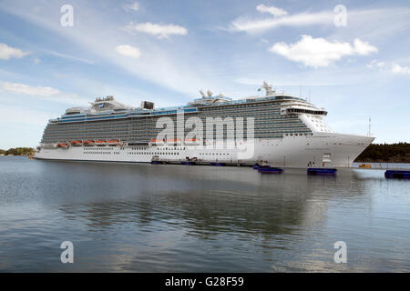 Das Regal Princess Kreuzfahrtschiff angedockt am Hafen Nynashamn in Schweden Stockfoto