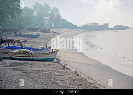 Morgen-Szene von Fischerbooten, die Ruhe am Strand im Fischerdorf Siridao in Goa, Indien Stockfoto
