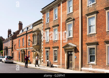 Eine Long-Reach-Tool hilft diese Fenster sauberer Arbeit über Top-geschossiges Fenster in Devizes Stadt UK Stockfoto