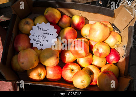 Eine Schachtel mit polnischen Äpfel außerhalb Deli Fachgeschäft in Devizes, UK Stockfoto