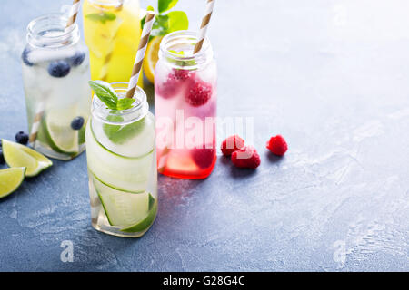 Auswahl an kalten Getränken in Flaschen Stockfoto