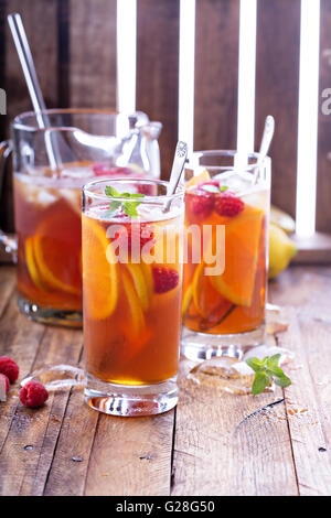 Eistee mit Orange und Himbeere Stockfoto