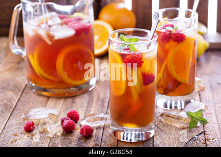 Eistee mit Orange und Himbeere Stockfoto