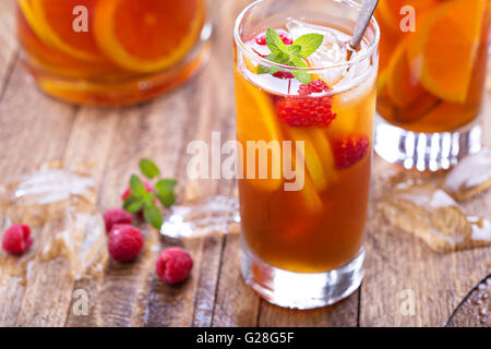 Eistee mit Orange und Himbeere Stockfoto