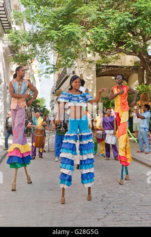 Eine Gruppe von Tänzern der Stelzenläufer unterhalten, einheimische und Touristen in die Altstadt von Havanna sammeln Geld gegeben wird zu Ihnen. Stockfoto