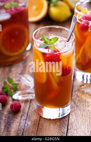 Eistee mit Orange und Himbeere Stockfoto