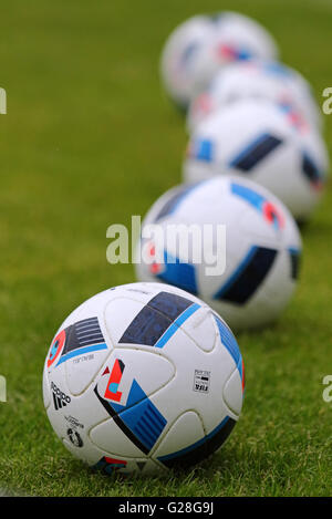 Offizielle Spielbälle der UEFA EURO 2016 Turnier (Adidas Beau Jeu) auf dem Rasen Stockfoto