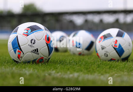 Offizielle Spielbälle der UEFA EURO 2016 Turnier (Adidas Beau Jeu) auf dem Rasen Stockfoto