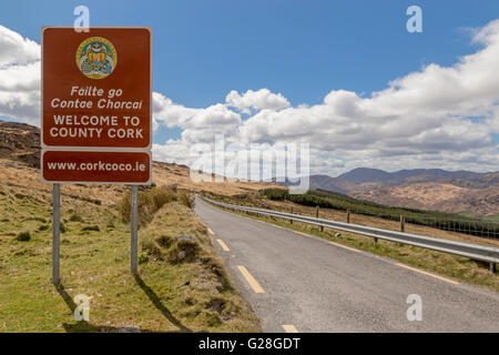 Zweisprachiges Straßenschild an die breite Öffentlichkeit in Englisch und Gälisch: Willkommen, County Cork, Fáilte Go Contae Chorcaí, Irland. Stockfoto