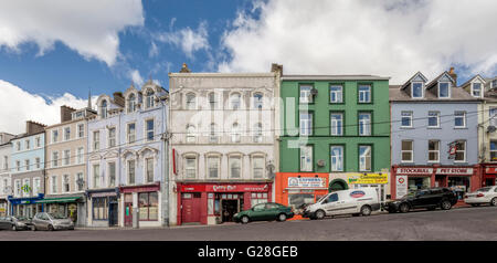 Bunte Architektur befindet sich entlang der Küste von Cobh, Irland, Cork, County Cork, Munster-Provinz. Stockfoto