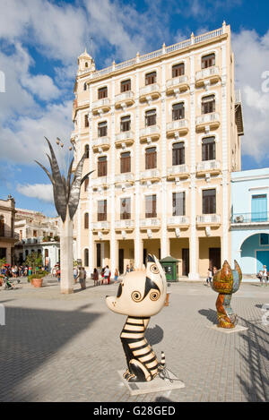 Ein Blick auf die zuletzt installierte 'Hund' Statuen in Plaza Vieja in der Altstadt von Havanna. Stockfoto