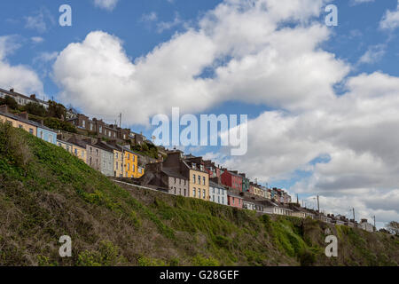 Bunte Architektur befindet sich entlang der Küste von Cobh, Irland, Cork, County Cork, Munster-Provinz. Stockfoto