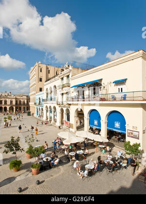 Eine vertikale Ansicht der Plaza Vieja in der Altstadt von Havanna mit einem Restaurant-Café im Vordergrund. Stockfoto