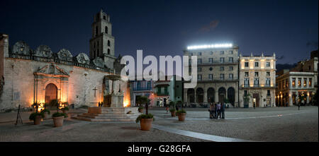 3 Bild Stich Panorama des Klosters von San Francisco de Asis in der Plaza de San Francisco in Havanna in der Nacht. Stockfoto