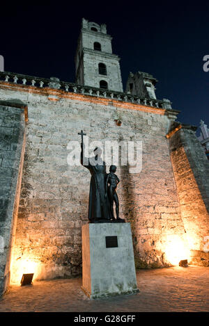 Die Statue von Fray Junípero Serra mit Juaneño indischen Jungen neben dem Kloster von San Francisco de Asis in Havanna in der Nacht. Stockfoto