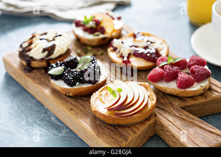 Auswahl an Bagels auf einem Brett Stockfoto