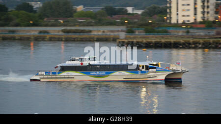 MBNA Thames Clipper Fluss Bus Service Schiff Hurricane Clipper auf der Themse nach Einbruch der Dunkelheit Stockfoto