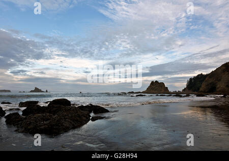 WA12560-00... WASHINGTON - Rialto Beach in der Nähe von Loch an der Pazifikküste in Olympic Nationalpark. Stockfoto