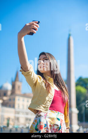 Junge Touristen Frau Selfie Aufnahme mit Handy auf der Piazza del Popolo in Rom Stockfoto