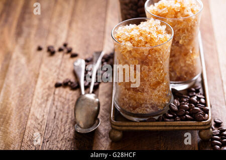 Kaffee-Granita in kleinen Gläsern Stockfoto