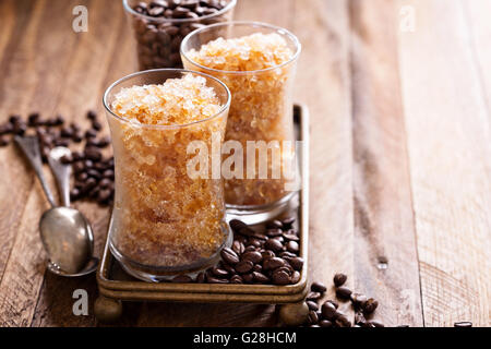 Kaffee-Granita in kleinen Gläsern Stockfoto