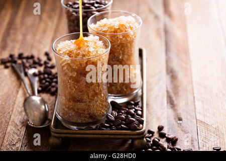 Kaffee-Granita in kleinen Gläsern Stockfoto