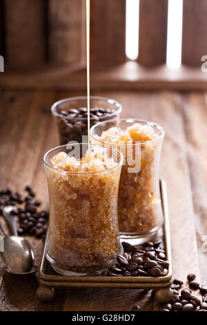 Kaffee-Granita in kleinen Gläsern Stockfoto