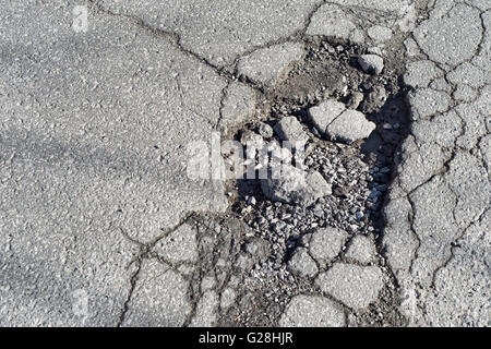 Große Tiefen Schlagloch in Montreal street Stockfoto