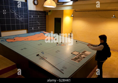 Ein Tourist fotografiert eine schematische Karte in einem zweiten Weltkrieg unterirdische militärische Komplex, die jetzt als Museum zugänglich ist. Stockfoto