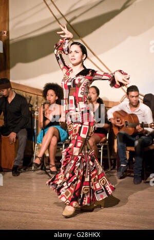 Eine weibliche Flamencotänzerin in einem Restaurant in der alten Stadt von Havana La Habana, Kuba durchführen. Stockfoto