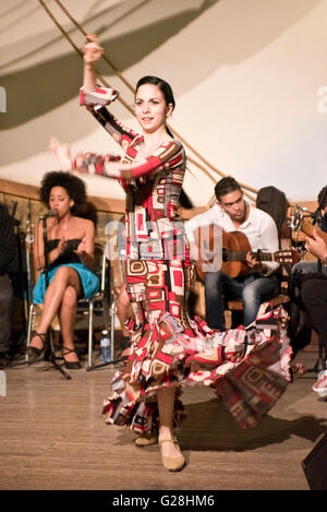 Eine weibliche Flamencotänzerin in einem Restaurant in der alten Stadt von Havana La Habana, Kuba durchführen. Stockfoto