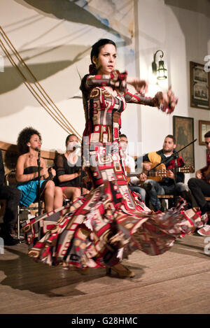 Eine weibliche Flamencotänzerin in einem Restaurant in der alten Stadt von Havana La Habana, Kuba durchführen. Stockfoto