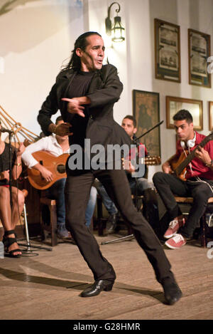 Eine männliche Flamenco-Tänzerin in einem Restaurant in der alten Stadt von Havana La Habana, Kuba durchführen. Stockfoto