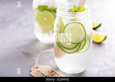 Kalk und Gurke Limonade in Einweckgläser Stockfoto