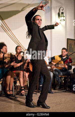 Eine männliche Flamenco-Tänzerin in einem Restaurant in der alten Stadt von Havana La Habana, Kuba durchführen. Stockfoto