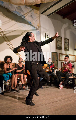 Eine männliche Flamenco-Tänzerin in einem Restaurant in der alten Stadt von Havana La Habana, Kuba durchführen. Stockfoto