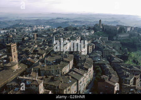 Blick auf Siena von Torre del Mangia am frühen Morgen Stockfoto