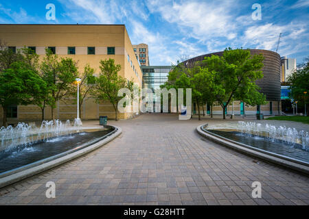 Brunnen und Gebäuden an der Ryerson Universität in Toronto, Ontario. Stockfoto