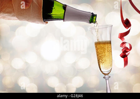 Die Kellner servieren ein Glas funkelnden weißen Wein mit Bokeh Hintergrund. Mit roten Bändern hängen. Party-Konzept. Horizontale Stockfoto