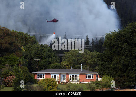 Neuseeland-Hubschrauber, die Freisetzung von Wasser aus einem Eimer Monsun an einem großen Feuer in der Nähe von Blenheim, Marlborough Stockfoto