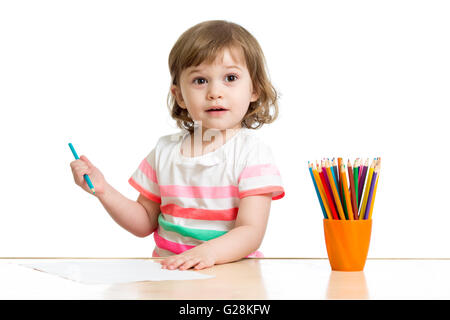 Glückliches Kind Mädchen zeichnen mit in der Vorschule Bleistifte Stockfoto