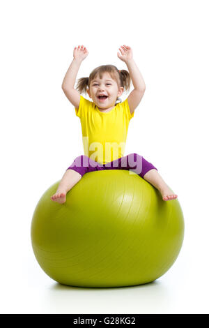 Kind Mädchen Turnen mit Ball auf weißem Hintergrund Stockfoto