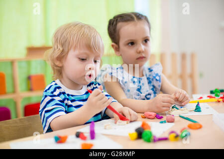 Kinder tun und Kunsthandwerk. Kinder im Kindergarten. Stockfoto