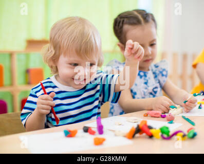 Glückliche Kinder, Kunst und Handwerk zu tun. Kinder im Kindergarten. Stockfoto