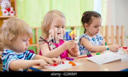 Kinder machen Kunst und Kunsthandwerk. Kinder im Kindergarten. Stockfoto