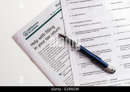 Antenne Anzeigen des Königreichs selbst Bewertung Einkommensteuererklärung. Stockfoto