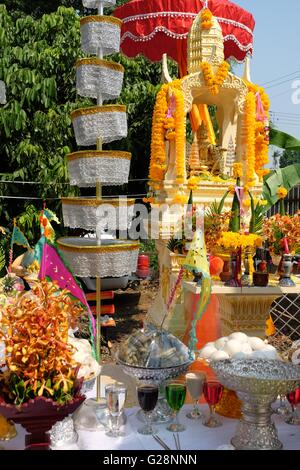 Geisterhaus in Chiang Mai, Thailand, umgeben von Angebote im Geisterhaus Zeremonie etablieren. Stockfoto