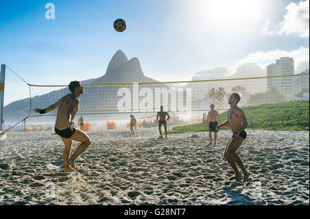 RIO DE JANEIRO - 27. März 2016: Brasilianer spielen Futevôlei (Footvolley, ein Sport kombiniert, Fußball und Volleyball). Stockfoto