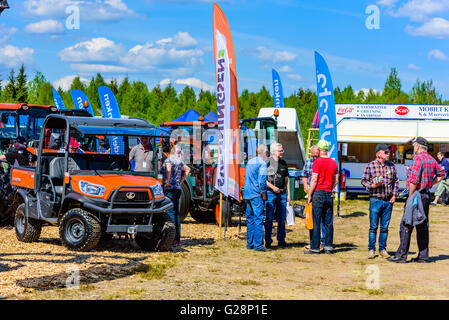 Emmaboda, Schweden - 13. Mai 2016: Wald und Traktor (Skog Och Traktor) fair. Besucher in der Kubota-Ausstellung. Stockfoto